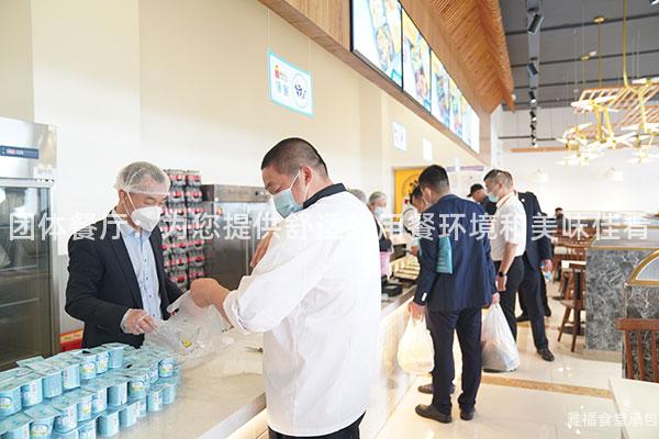 團體餐廳：為您提供舒適的用餐環(huán)境和美味佳肴