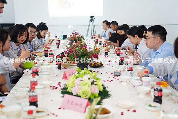 成都攀枝花小學飯?zhí)贸邪禾峁﹥?yōu)質餐飲服務，呵護孩子健康成長